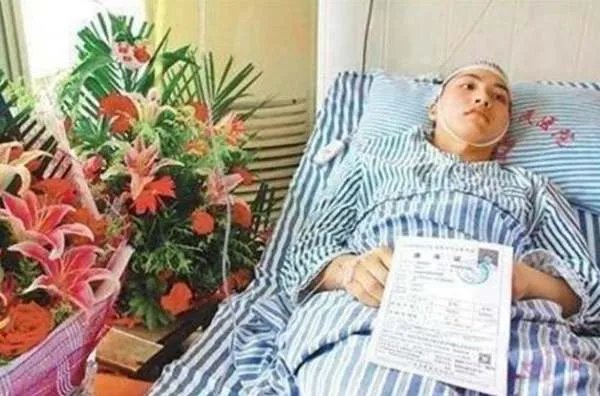 6年前因夺刀救人,从而错过高考的2位少年,后来如何了?