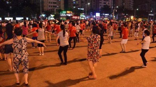 为什么有些大妈天天跳广场舞却还是那么胖?