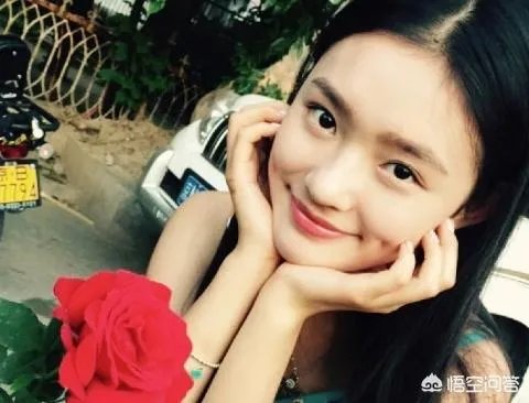 林允是变成了美妆博主吗?