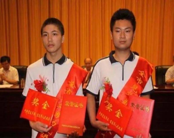 6年前因夺刀救人,从而错过高考的2位少年,后来如何了?