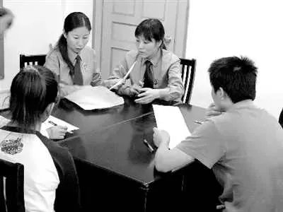 江西一男子当街疯狂殴打一女子,二者有什么矛盾?