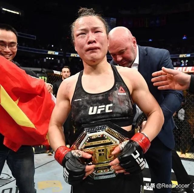 张伟丽和乔安娜的UFC冠军赛中,乔安娜一度像稳拿冠军一样笑着炫耀,具体是怎么回事?