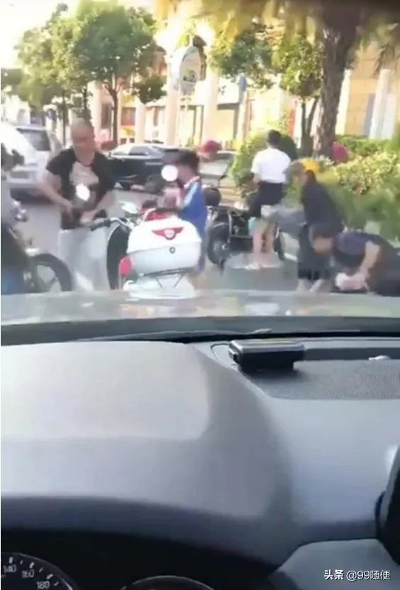 福建一男子一时冲动,当街撒10万现金,一地钞票遭哄抢光后才后悔,对此你怎么看?