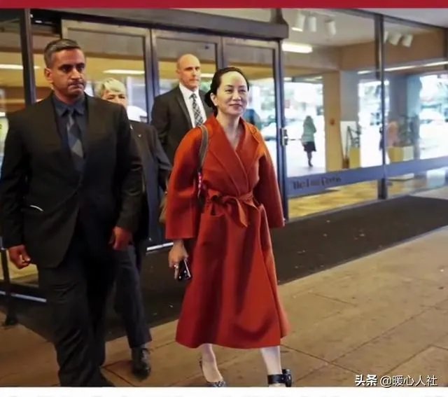孟晚舟出庭时身边有不少随行的人是什么身份?又说明了什么问题?