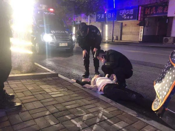 吉林女子醉酒倒地冻得瑟瑟发抖,被过路男子一把拽起,该女子为何要醉酒?