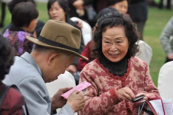 老人组团龟蛇爬行走红,这种锻炼方式有啥科学道理吗?