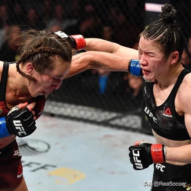 张伟丽和乔安娜的UFC冠军赛中,乔安娜一度像稳拿冠军一样笑着炫耀,具体是怎么回事?