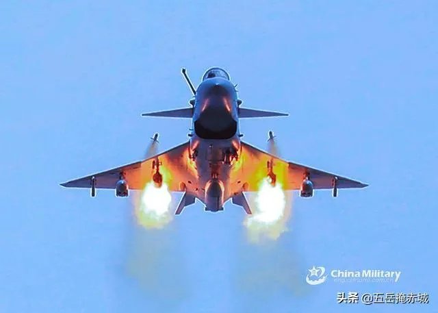 为什么J10不加装保型油箱,而加三个副油箱占用外挂架呢?