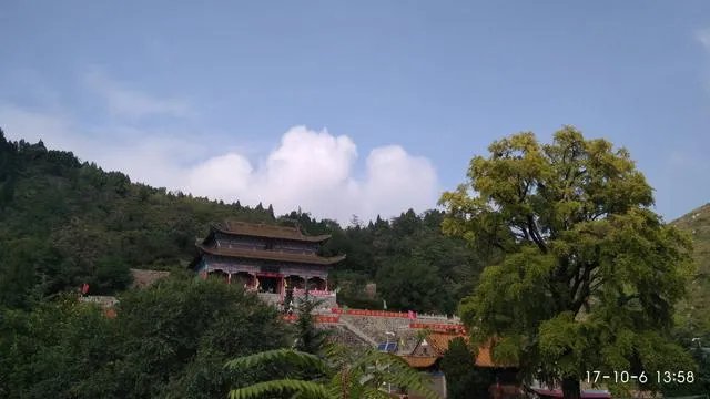 我拉东西从村里出村路上过,村民不让过要钱,他们合理吗?