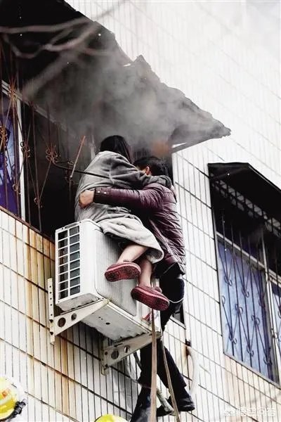 河南残疾男子爬三楼砸窗,单手从火场救孕妇,该被授予见义勇为奖吗?