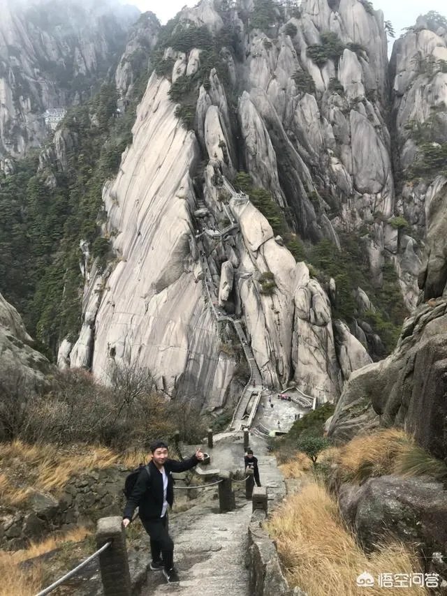驴友独自登黄山探险,踩空滑落悬崖边, 你怎么看?