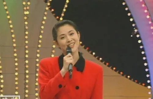 董卿倪萍两代央视一姐罕见合体,风光无限的她们为何泪流满面?