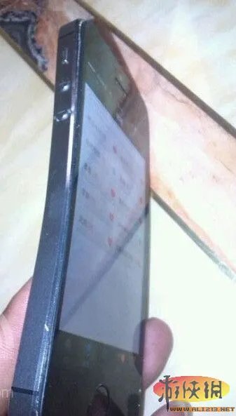 iPhone5S边框没出现掉漆 但iPhone5S被压弯了