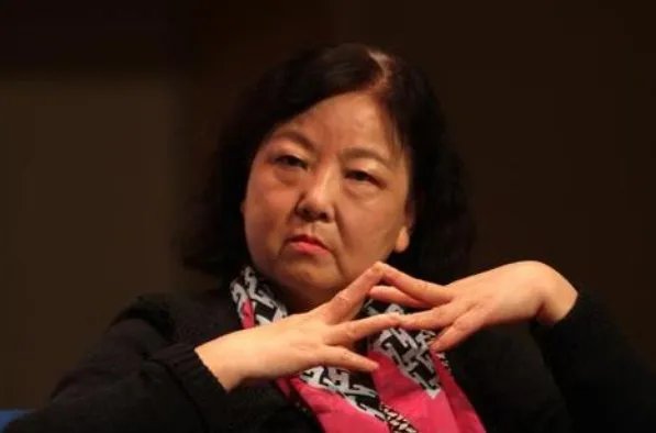 湖北大学老师梁艳萍被停职,她做了什么错事?