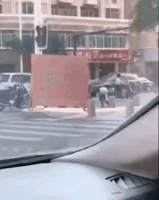 福建一男子一时冲动,当街撒10万现金,一地钞票遭哄抢光后才后悔,对此你怎么看?