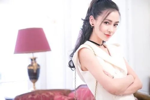 杨颖曾经出示证明说自己没有整容，你觉得她整容了吗？你怎么看待这件事？