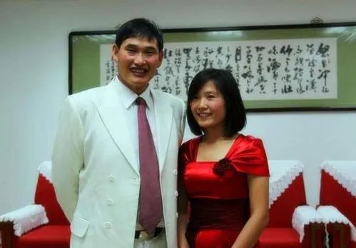 大衣哥儿媳旗袍写真曝光,与结婚照比起来究竟哪一个更美?