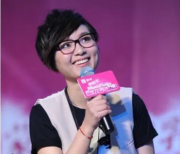 周笔畅最新发型：周笔畅发型大转变女人味十足