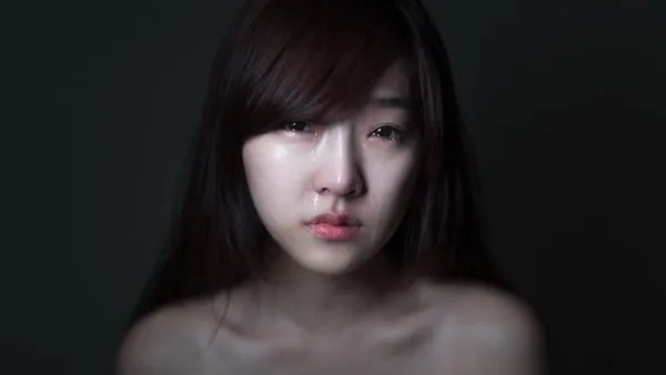 跳楼砸死父亲女生患抑郁症,事情背后有何隐情?