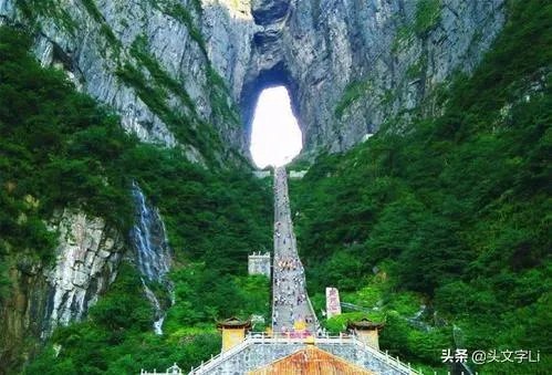 女大学生在张家界翼装飞行失踪,定位和手机都没带,生还的可能性大吗?