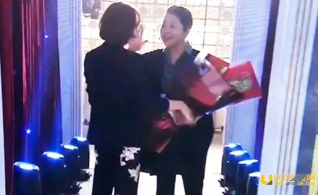 董卿倪萍两代央视一姐罕见合体,风光无限的她们为何泪流满面?