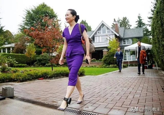 孟晚舟出庭时身边有不少随行的人是什么身份?又说明了什么问题?