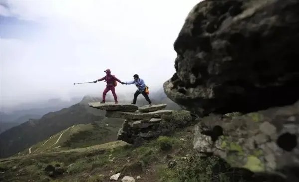 4人在悬崖边脚踩巨石用力摇晃,这样的地方为何会成为网红打卡点?