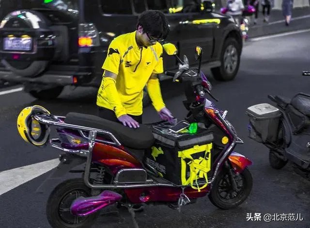美团女外卖员