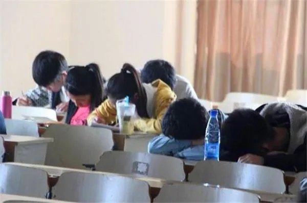 高考生睡午觉没人叫导致缺考,这个责任在谁?