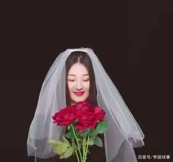 大衣哥儿媳旗袍写真曝光,与结婚照比起来究竟哪一个更美?