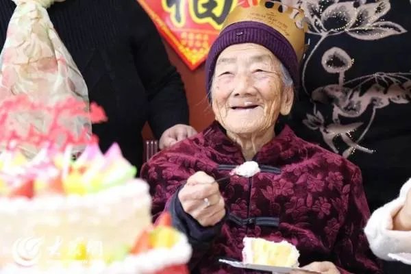 百岁老人被孙子捧成全县网红,她因何备受大众的喜爱?