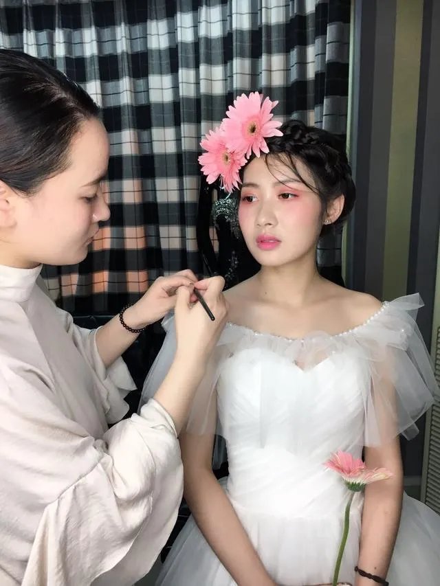 到底哪个化妆学校好呢?