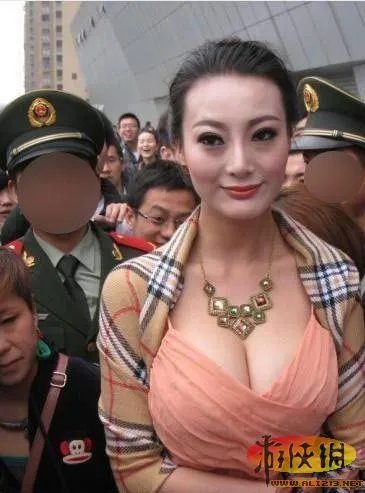 第一乳神!32F豪乳女星王李丹妮车展大秀深沟