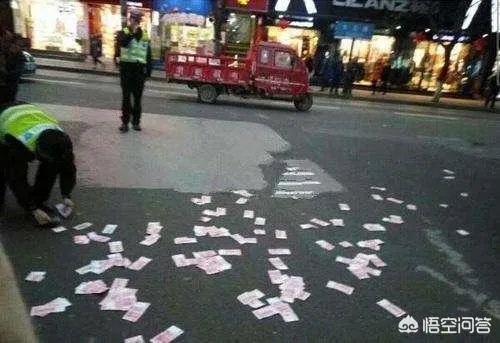 福建一男子一时冲动,当街撒10万现金,一地钞票遭哄抢光后才后悔,对此你怎么看?