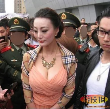 第一乳神!32F豪乳女星王李丹妮车展大秀深沟