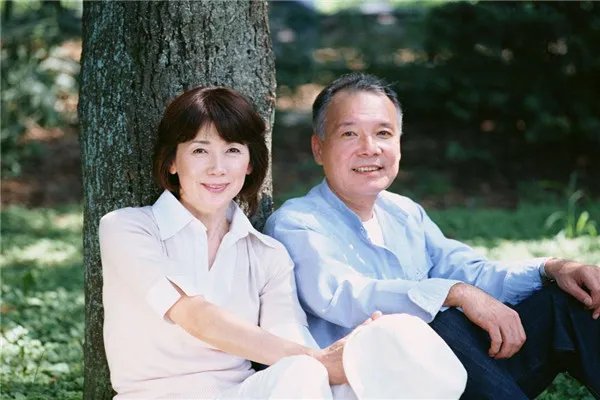 老人摔倒无人敢扶,难道随着生活水平的提高人性越来越冷漠了吗?