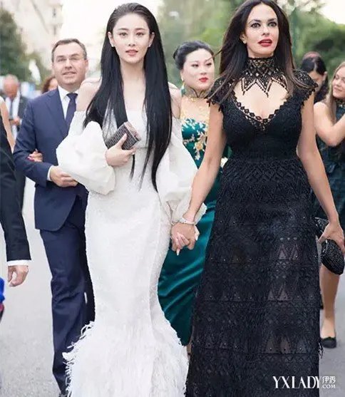张馨予红地毯图片曝光被讽一袭“东北大花袄”笑傲