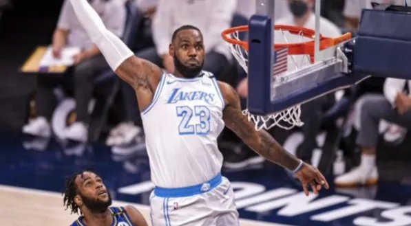 勒布朗·詹姆斯飞跃卢卡斯的空接扣篮,NBA史上有没有先例?