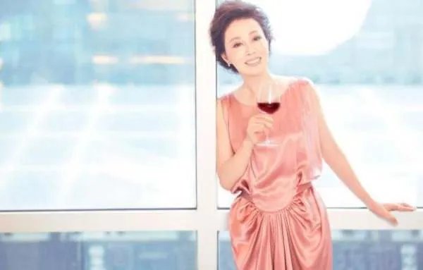 曾是皇后专业户,41岁嫁著名导演,结婚19年,邬倩倩如今怎么样了?
