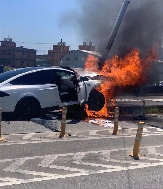 又是特斯拉!林志颖离奇车祸原因成谜,警方对林志颖车祸有何见解?