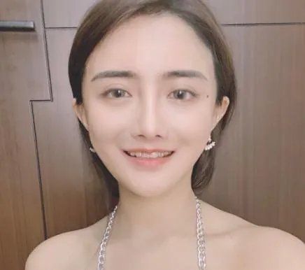 虎牙古阿扎逆风复播,硬刚“视频贩子”:“违规发言一律封禁”,如何评价此事?