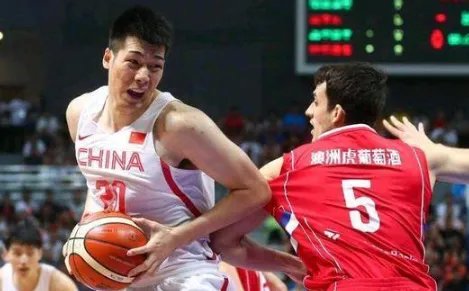 中国男篮首战澳洲12人名单公布，王哲林搭档被弃，你怎么看？