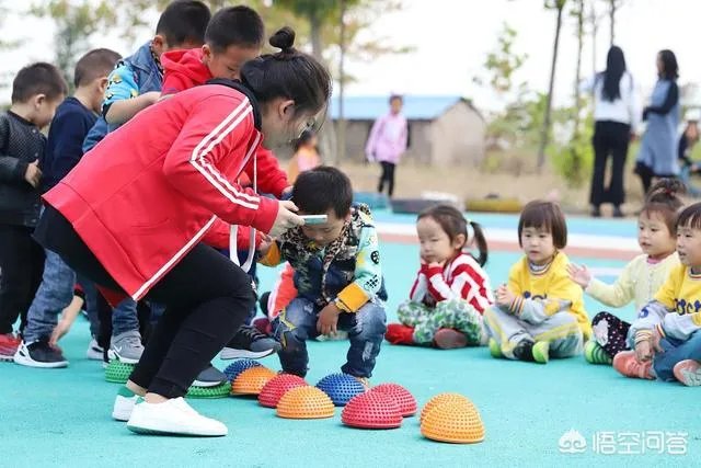 5岁的男孩每天早上都不想出门上幼儿园，但到幼儿园门口就很乖了，怎样改善这种情况？