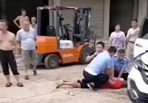 江西一男子当街疯狂殴打一女子,二者有什么矛盾?