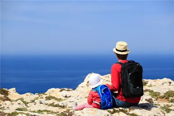 老人摔倒无人敢扶,难道随着生活水平的提高人性越来越冷漠了吗?