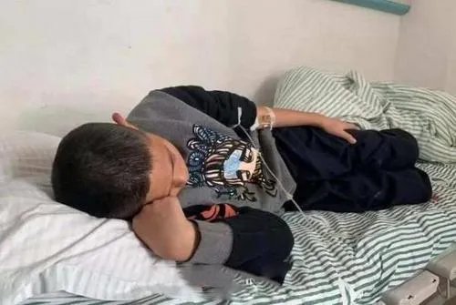 给孩子戴设备录下老师打骂证据,老师的这种行为有何影响?