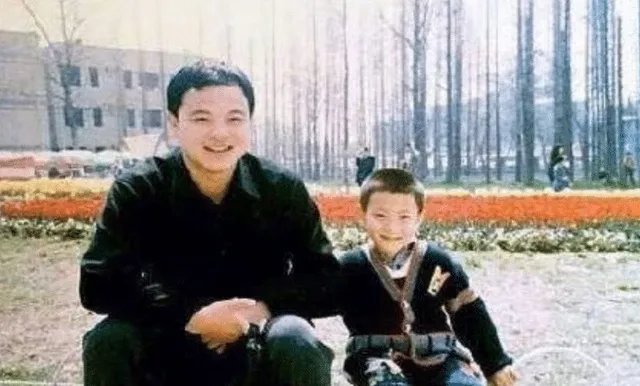 落魄时靠4万本金东山再起,死后身价200亿,黄子韬父亲是怎么发家的?