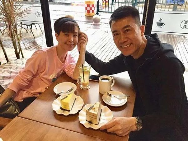 婚后13天就成了寡妇,她为争遗产打了10年官司,伍咏薇如今怎样了?