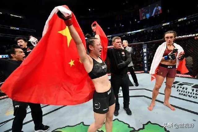 张伟丽和乔安娜的UFC冠军赛中，乔安娜一度像稳拿冠军一样笑着炫耀，具体是怎么回事？