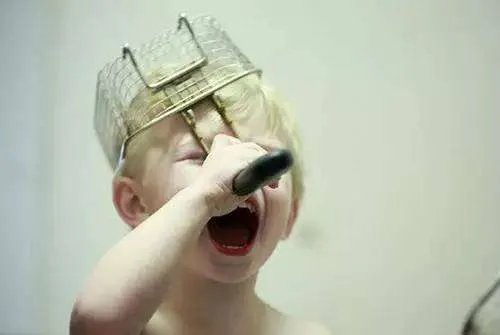 江苏淮安一妈妈睡觉时被萌娃偷剃头,你如何看待孩子的这种行为?